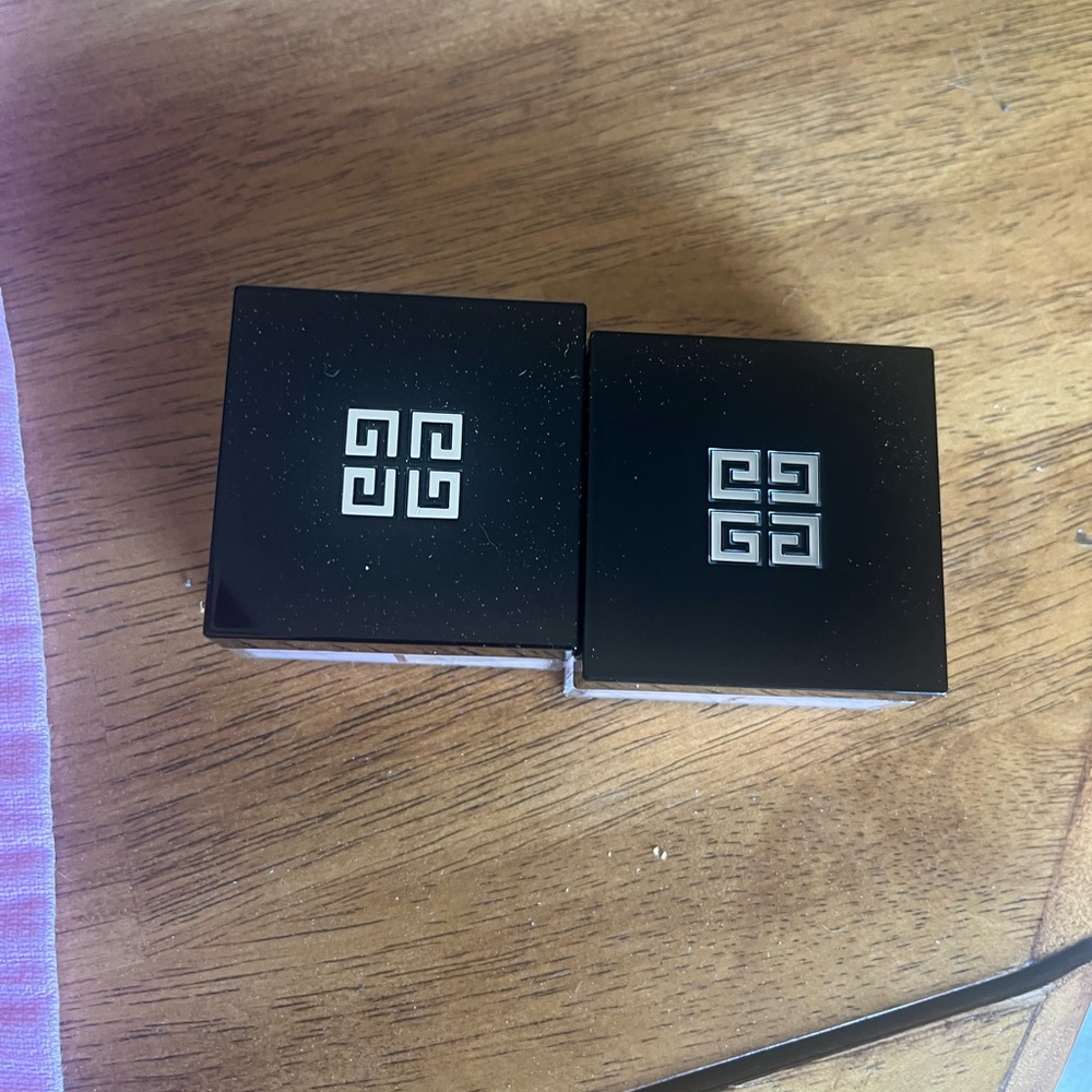 Givenchy  Prisme Libre 
mat finished & enhanced loose powder 
Net weight .14oz